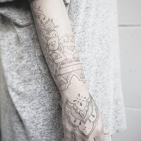 Does anyone know a tattoo artist in Barcelona that does this style  r Barcelona