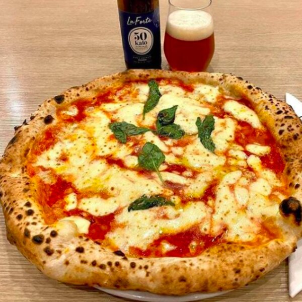 traditional pizza restaurant in naples