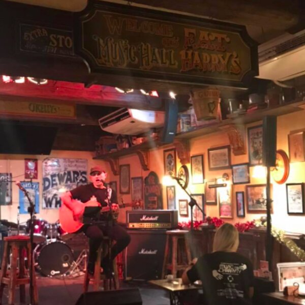 live music at traditional pub in malta