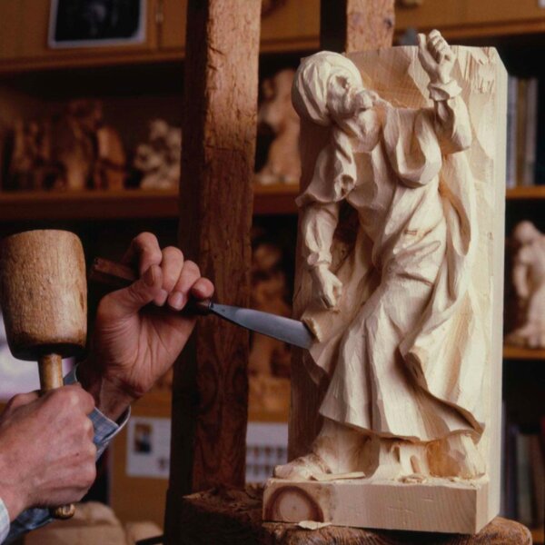 man carving christmas figure at cecconi in vienna