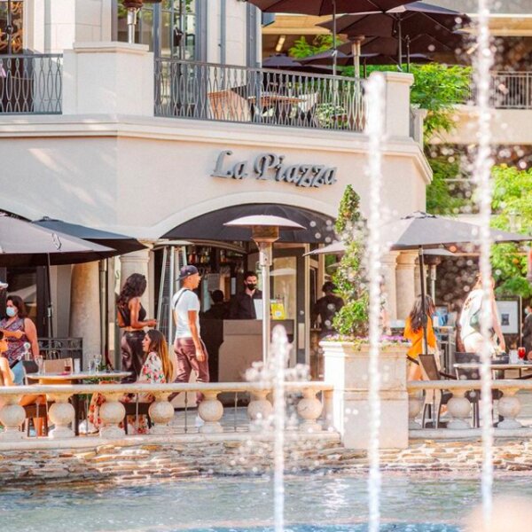 Fountains at los angeles shopping mall