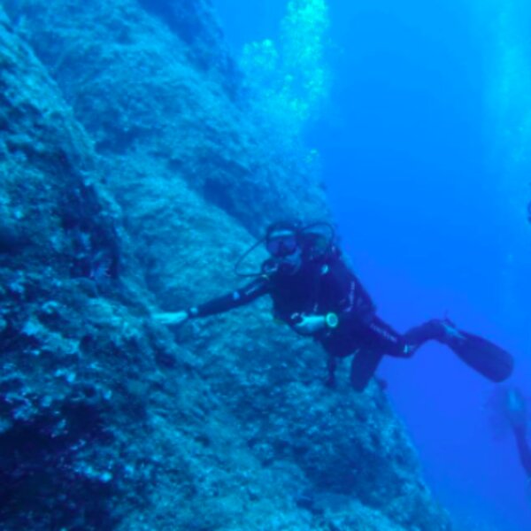 diver exploring crete caves