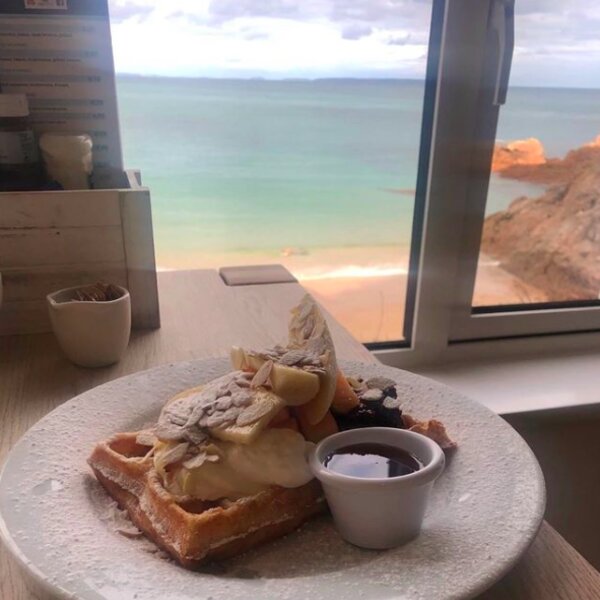 breakfast waffle at a jersey cafe