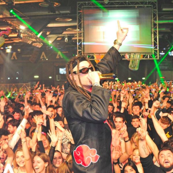 people on dancefloor at milan nightclub