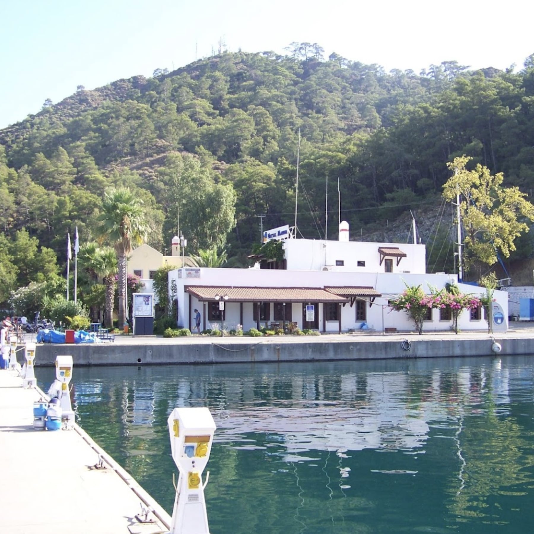 El Divino by the water
